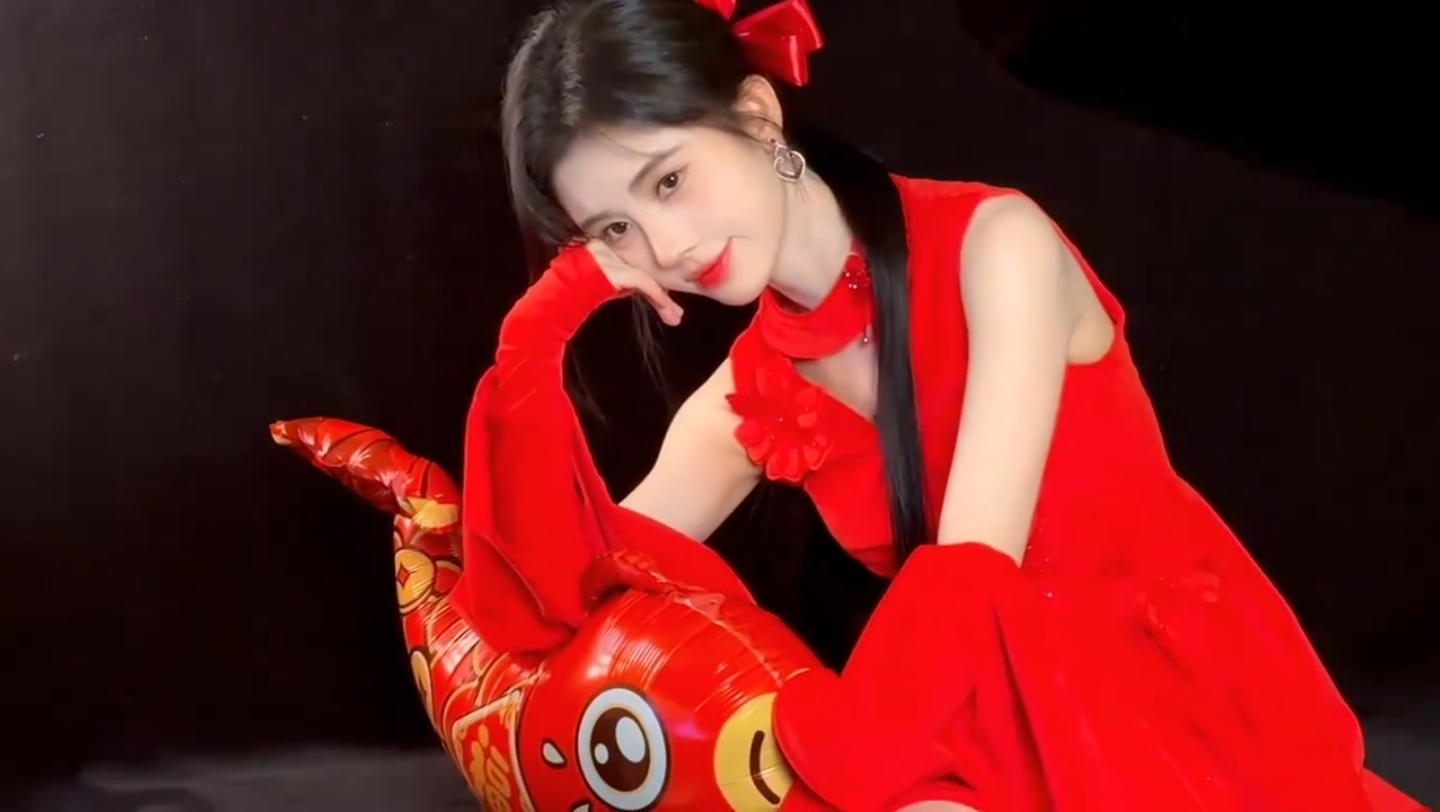 小鞠跨年国风红裙真的好美!