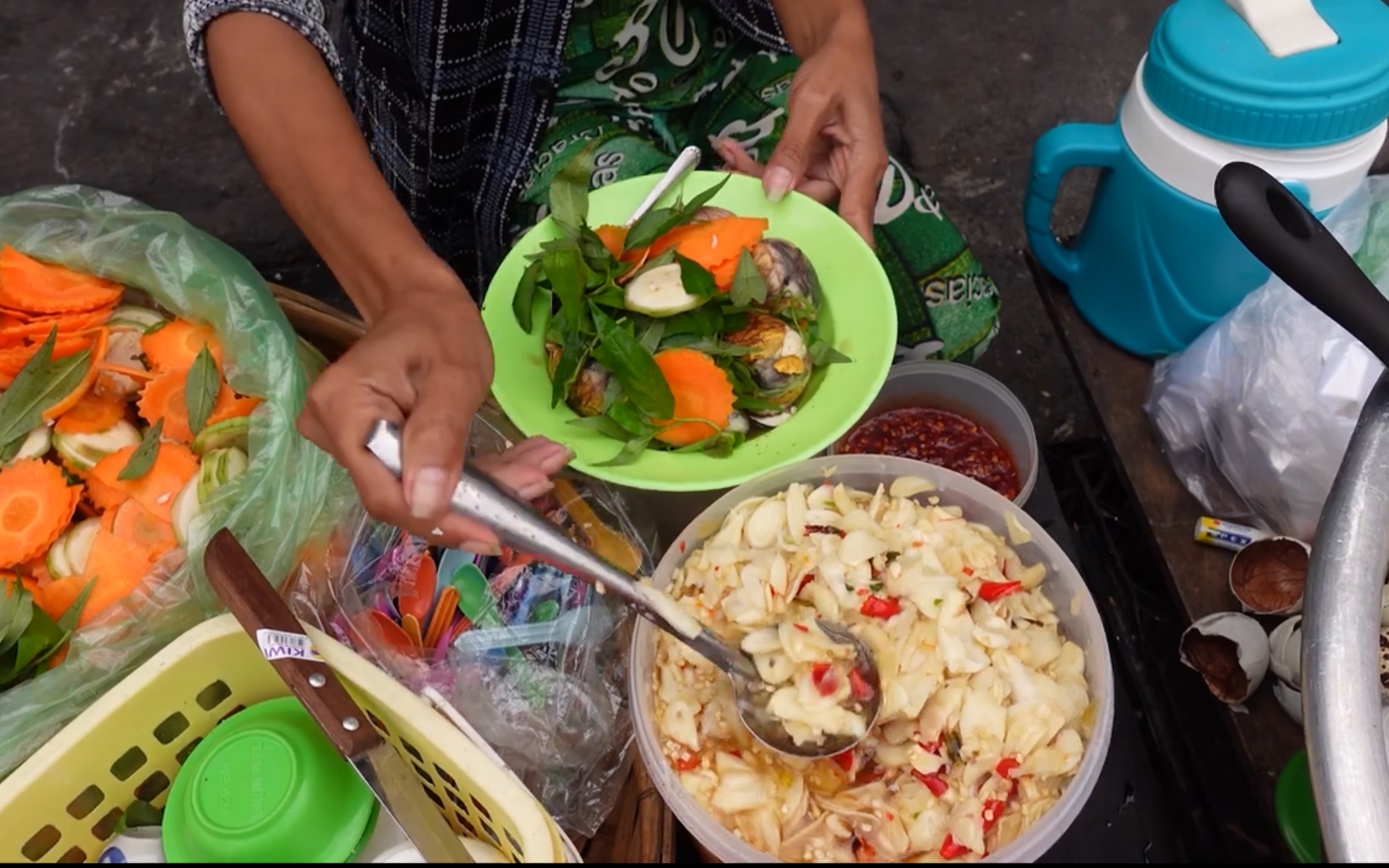 柬埔寨街头小吃 你吃过这个鸡蛋吗  我全程 地铁老头看手机的表情  你