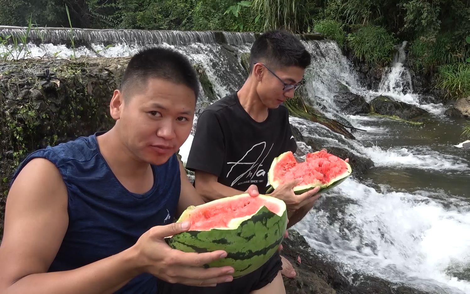 活动  金洋兄弟:叔叔家的西瓜地长了好多西瓜,摘一个带它去小河边走走