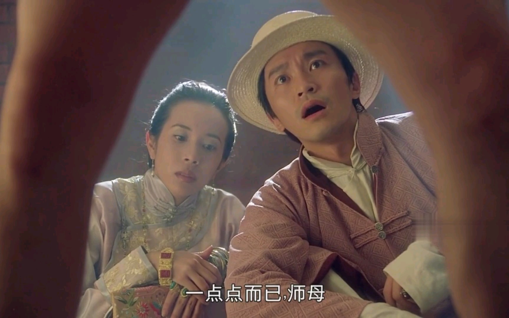 周星星『算死草』粤语爆笑片段,屁股塞鸡腿这段星爷真的忍不住笑场了