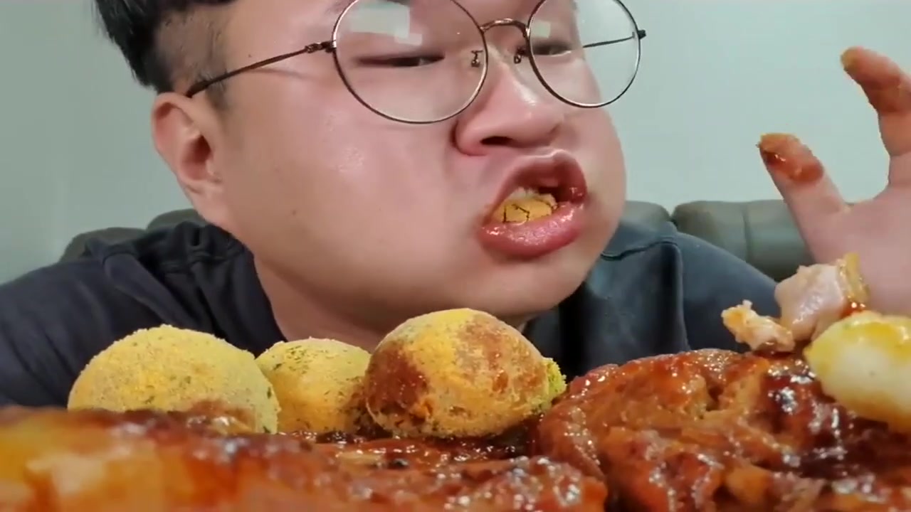 吃播:韩国大胃王小胖吃拌面,搭配烤肉和芝士球一起吃_哔哩哔哩_bili
