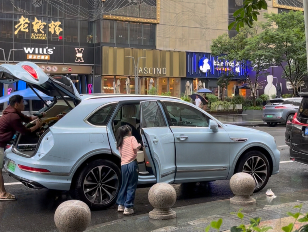 含着金钥匙出生的小公主，一气呵成的上车动作，这辈子怕是没什么烦恼了！