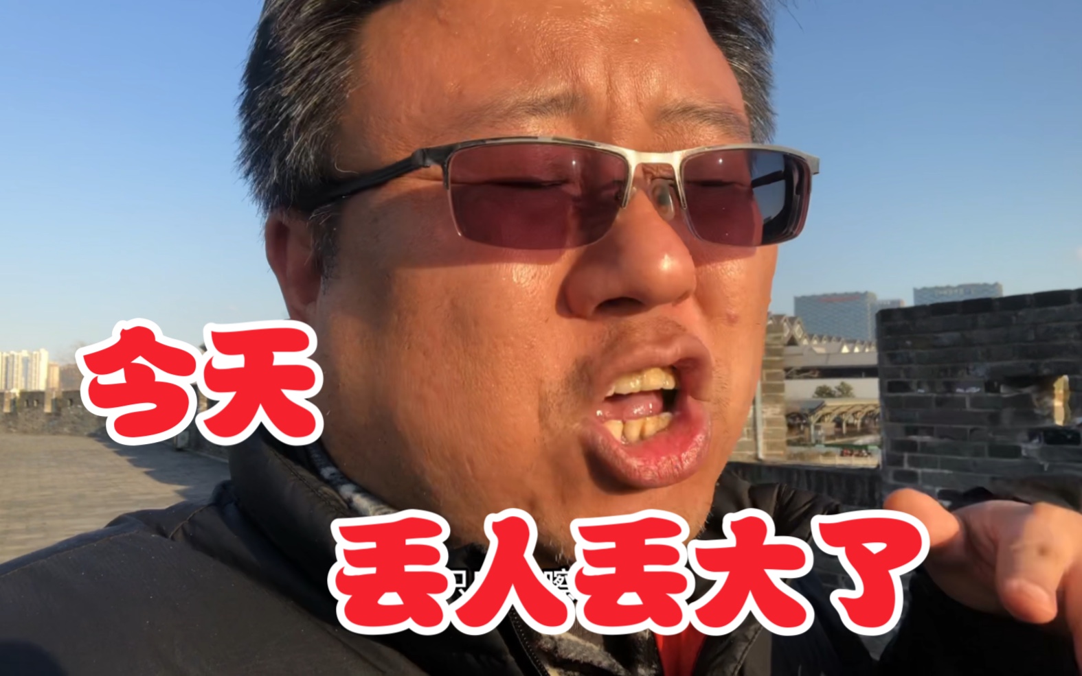 路上正看着美女,结果丢人丢大了,真是倒霉啊