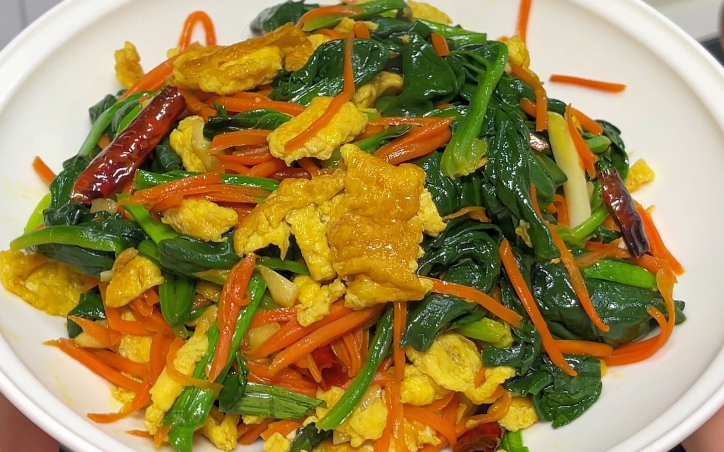 告别消费主义|自己做饭 第74顿《菠菜胡萝卜炒鸡蛋》花费5.5元