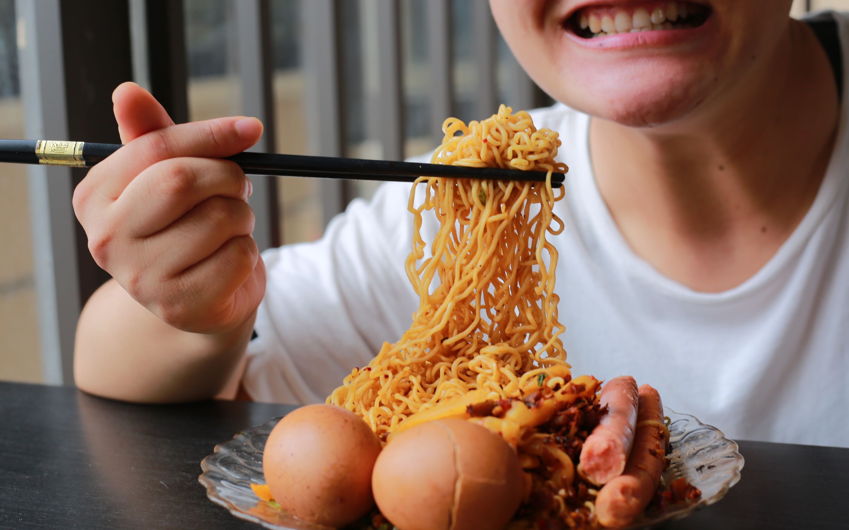 挑战土豪泡面吃法,三口吃完一包榨菜,你敢吗_哔哩哔哩 (゜-゜)つロ