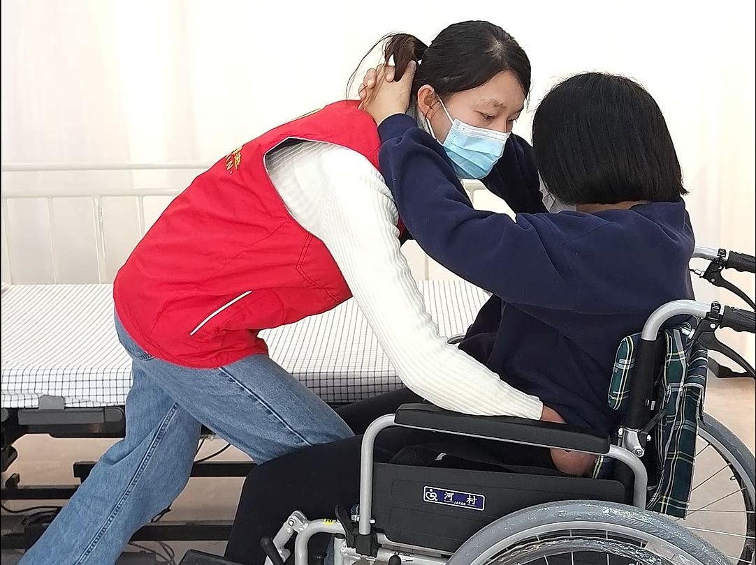 协助老人从轮椅转移至床上的护理技巧