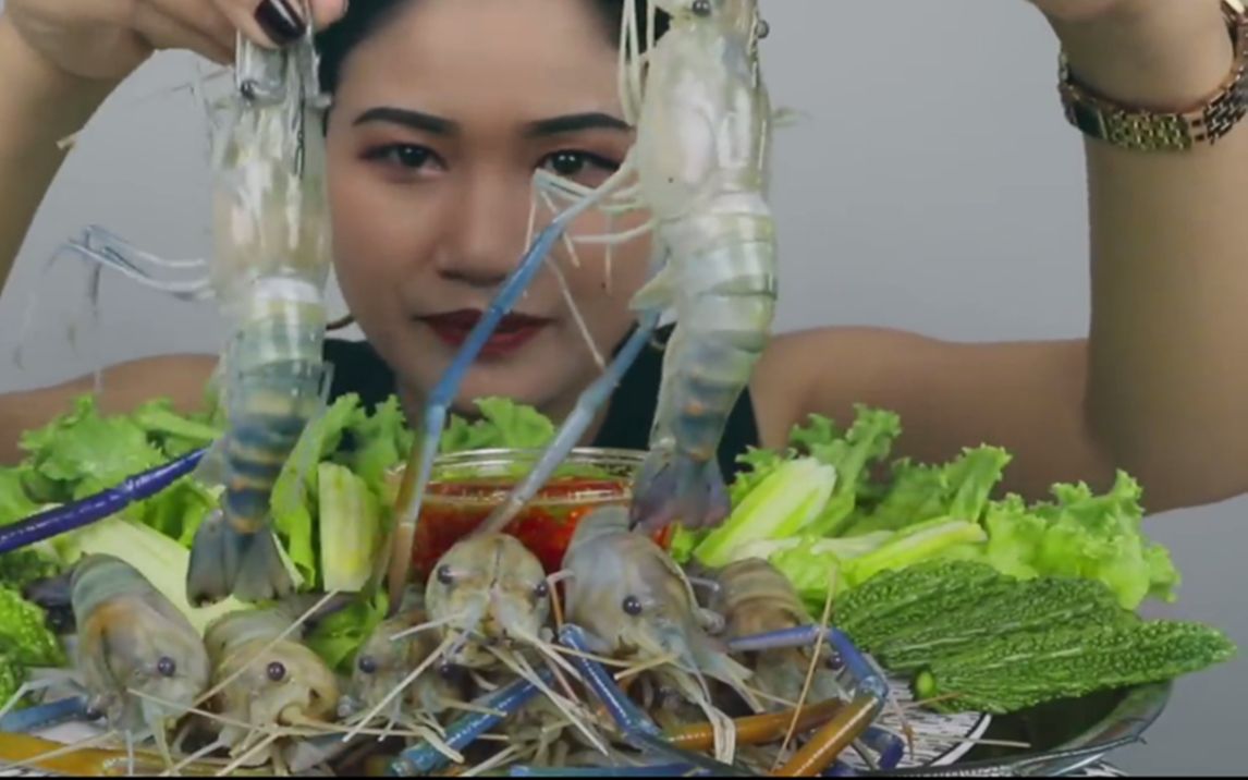 泰国吃播泰国美女生吃鲜虾生吃大盘蔬菜蘸着辣椒油吃