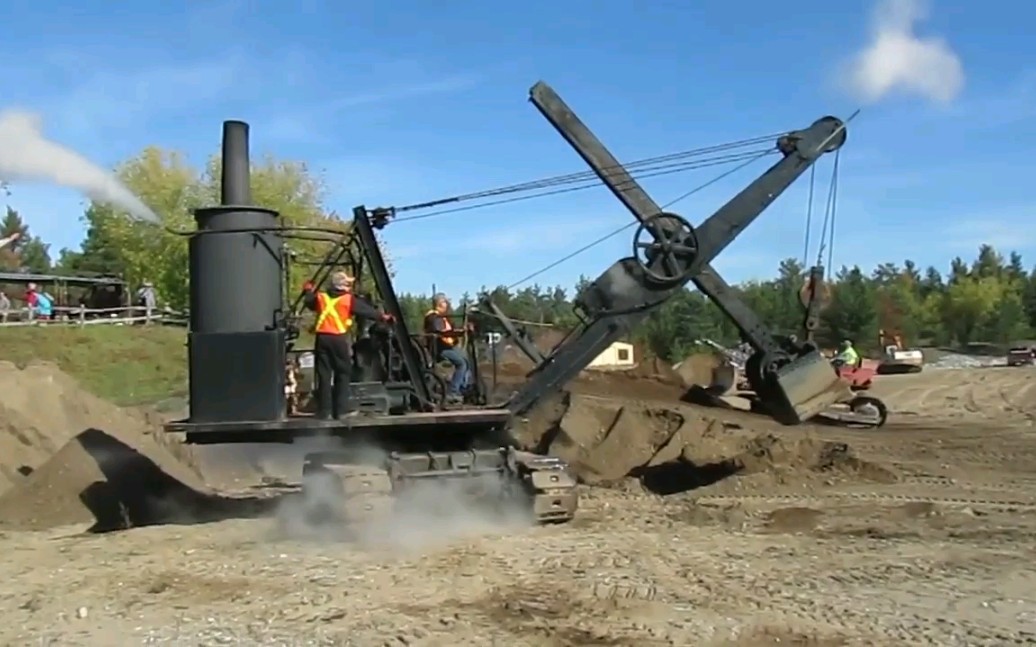 转一百年前的蒸汽动力挖掘机蒸汽铲