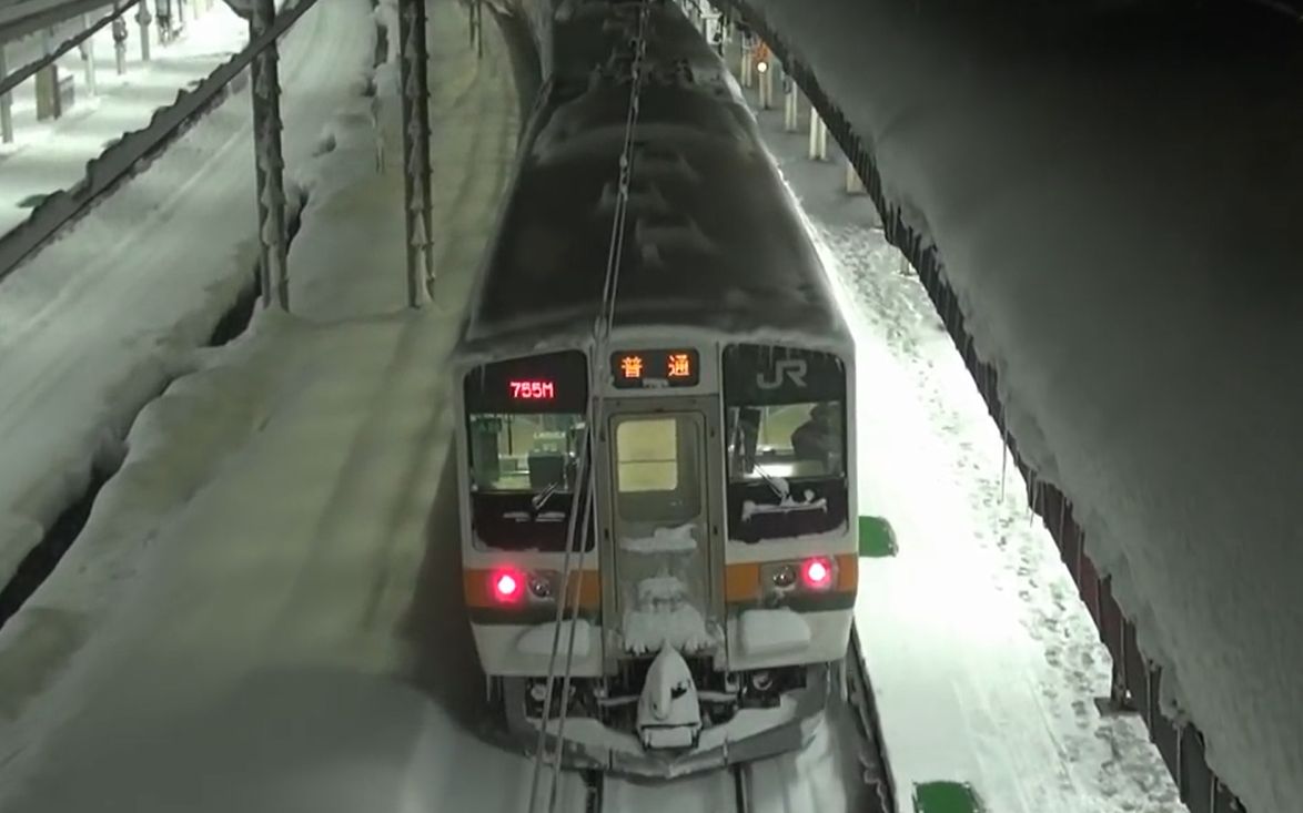 豪雪の上越线を走る211系普通电车