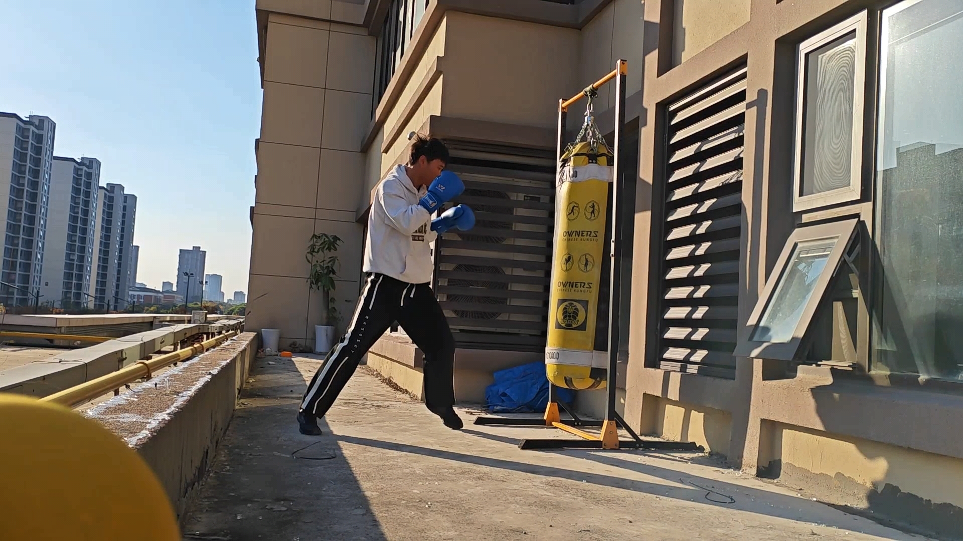 【自学拳击】轻轻揍一下沙袋