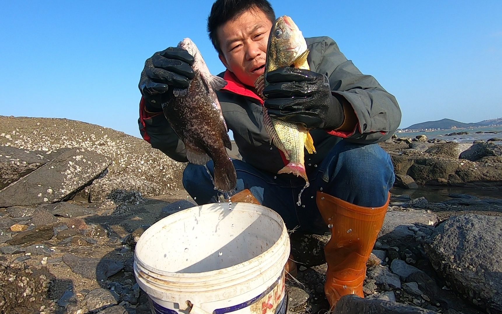 阿灶跟老渔民到无人海岛赶海,整个荒岛只有一人,心里感觉慌慌的_哔哩