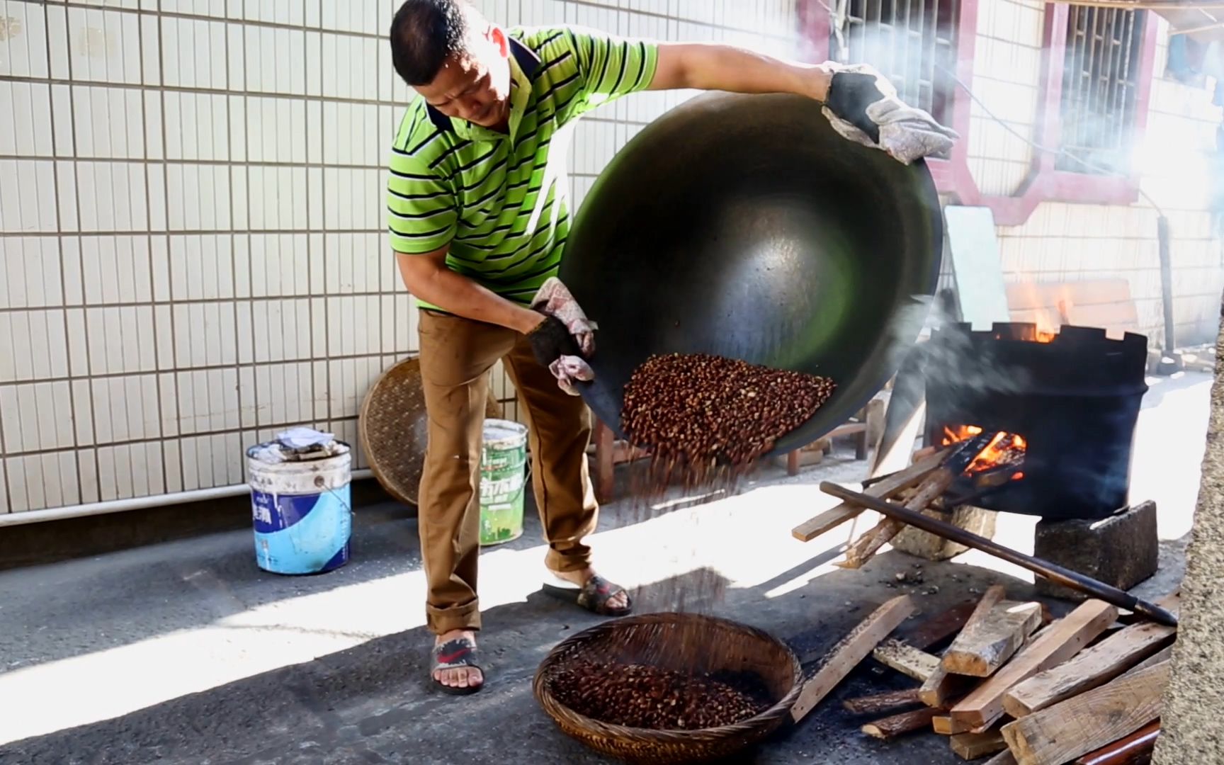 2块5一杯的花生汤,福建父子俩卖40年,最后还坚持用柴火炒花生的小店哔哩哔哩bilibili