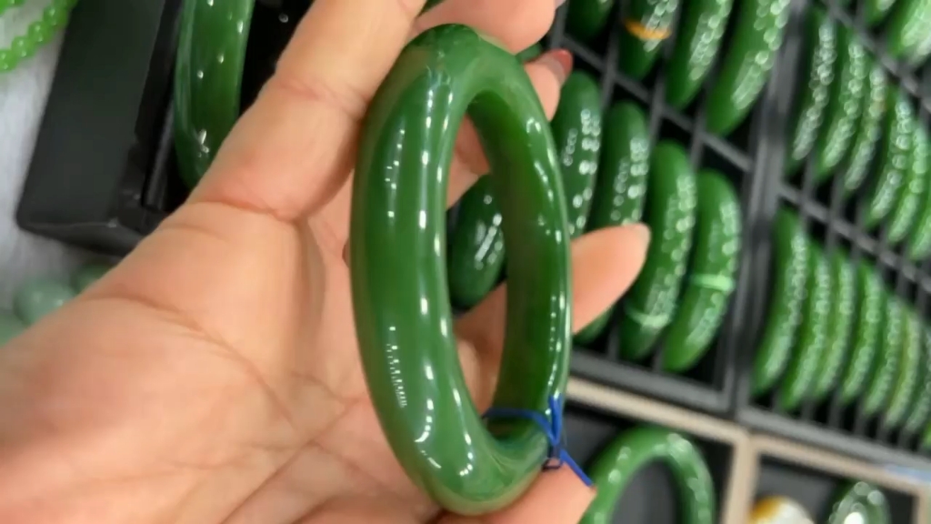 和田玉碧玉手镯55口径,俄碧老料,满绿色,泥鳅背款手镯