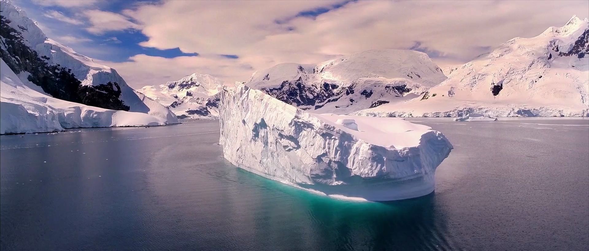 [图]Antarctica 《南极洲》 竟然还有如此美丽的地方 冰雪覆盖 但你只会感受到大自然的不可思议，生命的张力