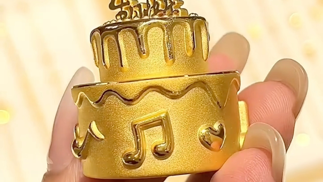 以"蛋糕"为原型,结合黄金材质,双层生日蛋糕设计,更显蛋糕栩栩如生.