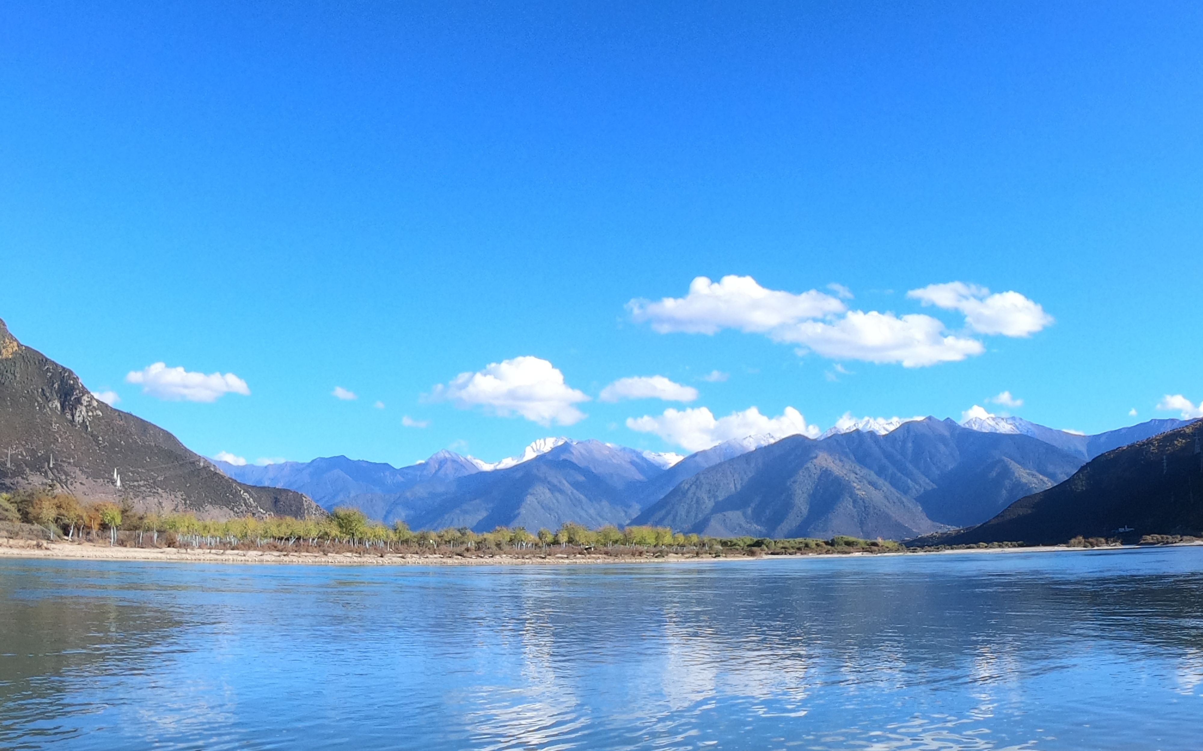 碧水蓝天倒映着雪山,但是空军了.只能煮个泡面吃了