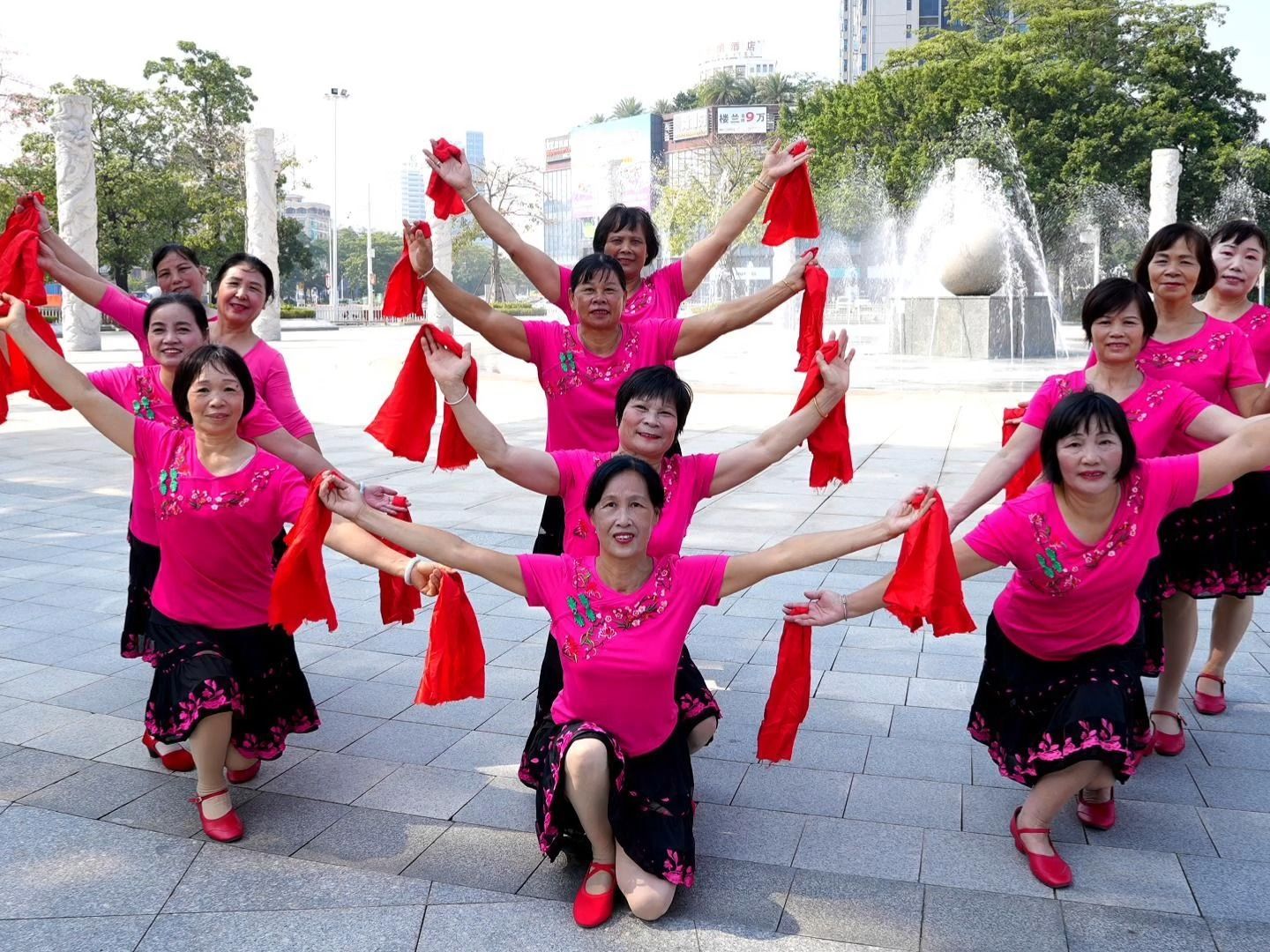 大妈广场舞照片造型图片