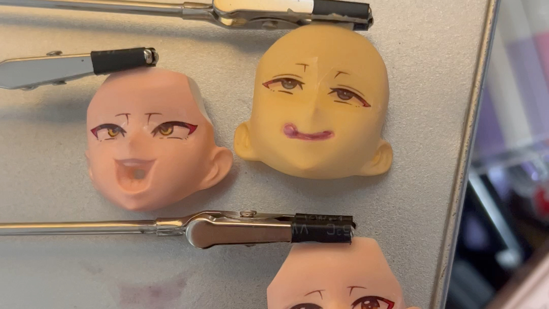 手办上色第九次(本人第一次贴水贴贴眼睛,技术不好还请理解)