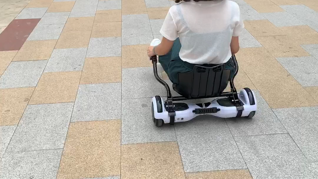 看小姐姐玩平衡车玩的多开心