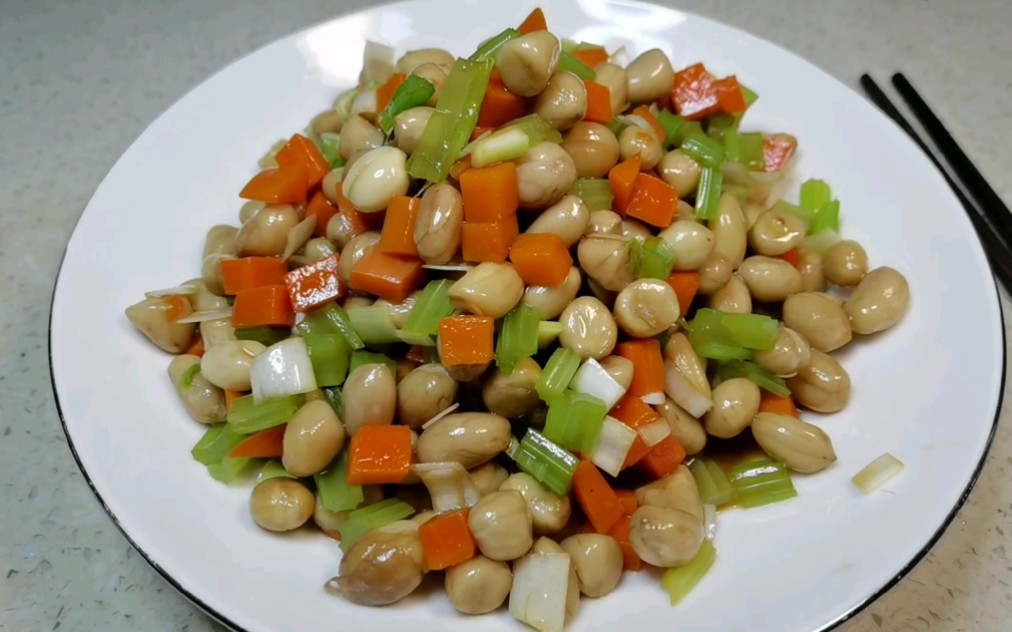 凉拌水煮花生米看似简单想要好吃也有窍门保证清脆爽口又入味