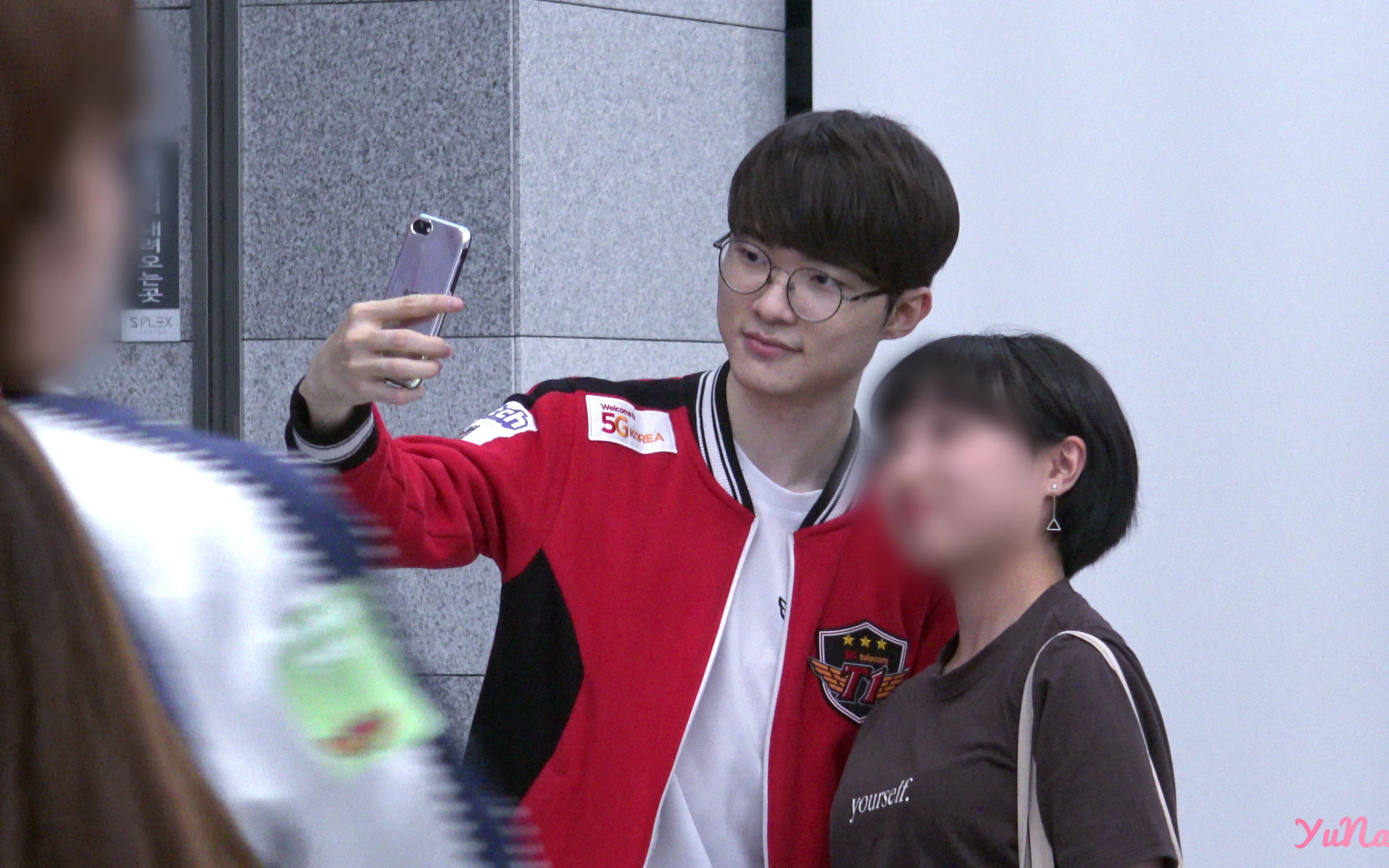 faker和粉丝合影 陌上人如玉,公子世无双_第一视角