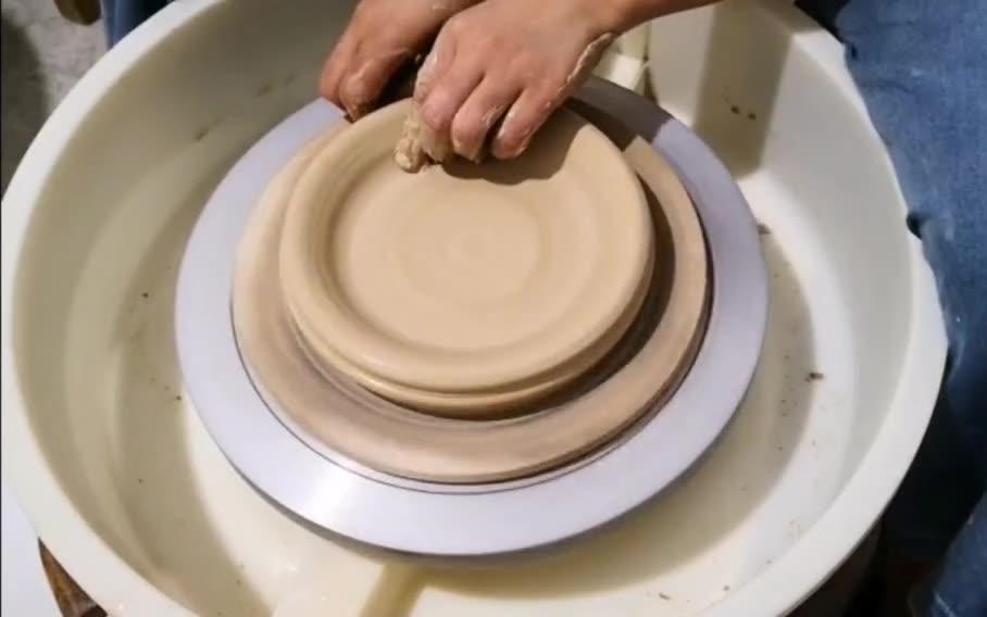 盘子的拉坯视频,记得一起做哦!