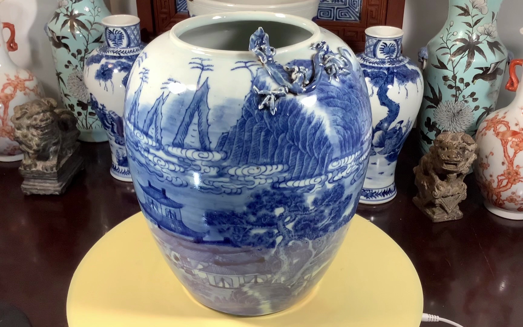 清乾隆 青花通景山水人物楼阁 堆塑螭龙纹 冬瓜罐