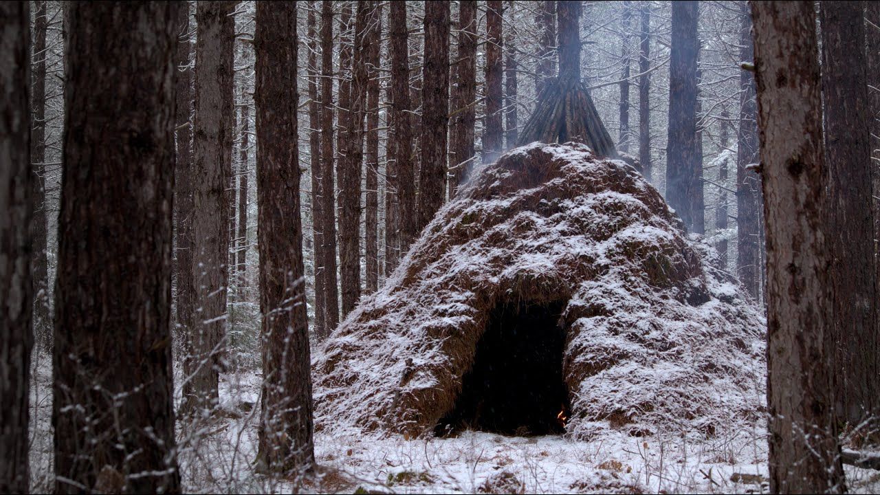 [图]独自来到丛林庇护所生存，遭遇暴风雪 ，窝在小屋里烹饪牛排，这也太舒服了