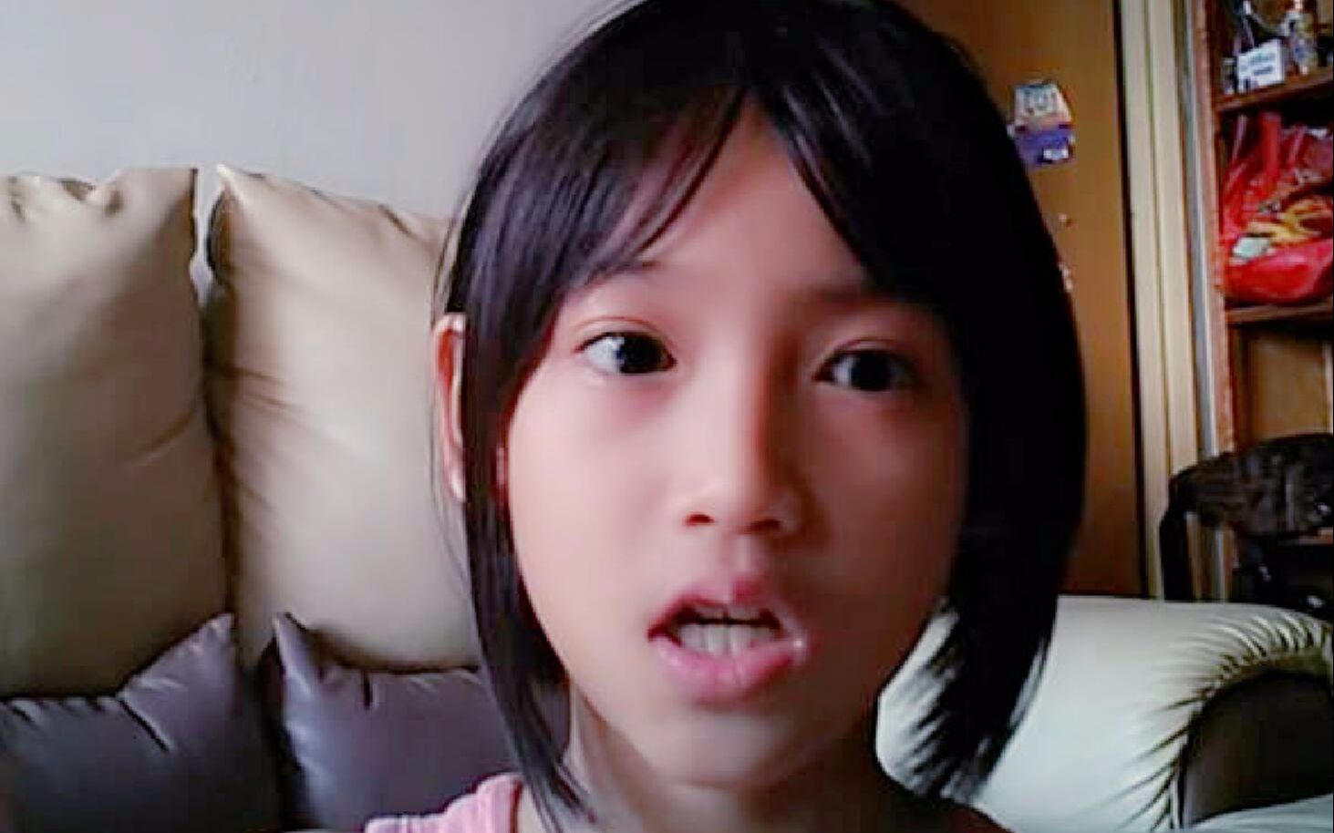 可爱的小学女生吃糖卖萌!美味时光尽情享受_哔哩哔哩_bilibili