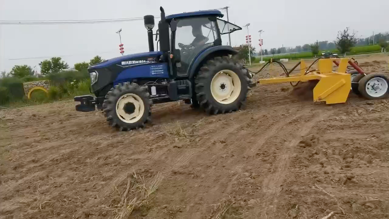 拖拉机带卫星平地机,田地高低不平就用它,信号好,误差小,找平快