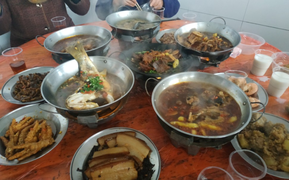 实拍湖南常德农村酒席,6个钵14道菜,一桌1000元,太土豪了!