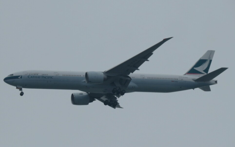 国泰航空777老涂装降落厦门太古更换涂装