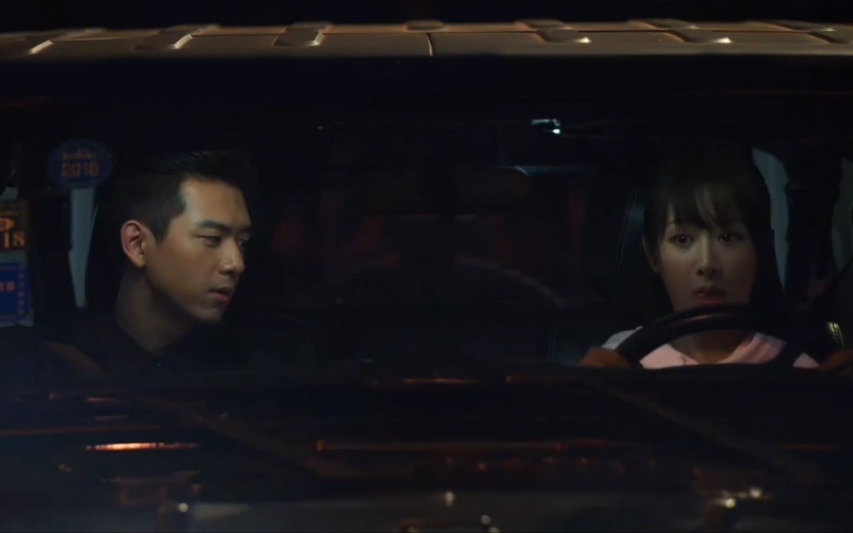 《亲爱的热爱的》佟年第一次开车,韩商言握紧手刹,吓出一身冷汗