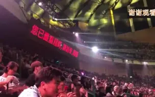 Скачать видео: 陈奕迅台上太兴奋不愿下台 不管导演只能在提词器上打出：您已严重超时，请结束，谢谢