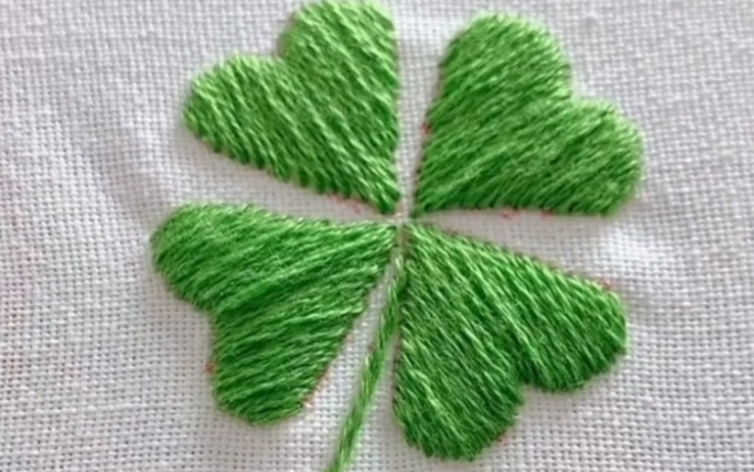 基础的缎面绣,四叶草真好看#刺绣 #手工#手工刺绣