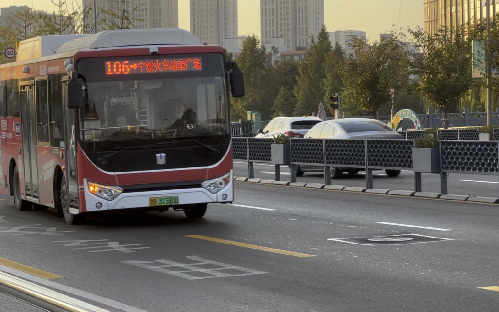 城鄉公交-106路寧波火車站南廣場進站