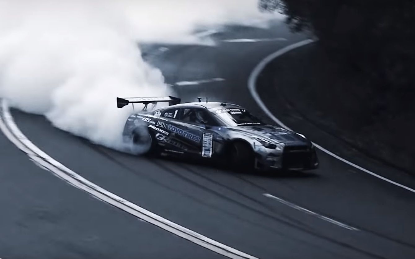 [图]千匹战神 GT-R 被 要求以215 Km / h的最高速度进行漂移下山 ！