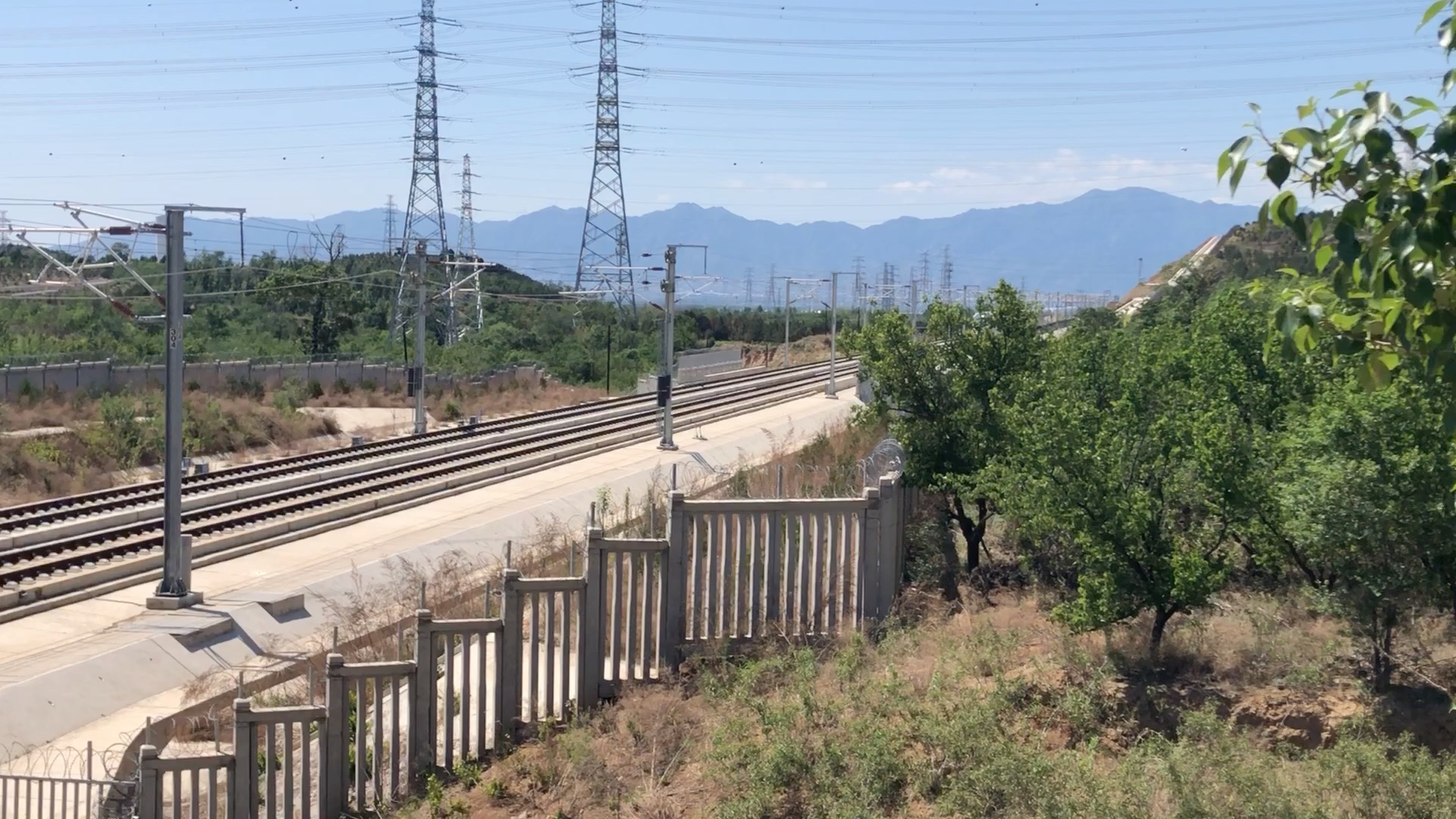 我拍攝g7876次八達嶺隧道口進站,車上車迷拍我_嗶哩嗶哩_bilibili