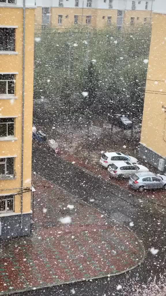 [图]我慢慢地听雪落下的声音闭着眼睛幻想它不会停你没办法靠近绝不是