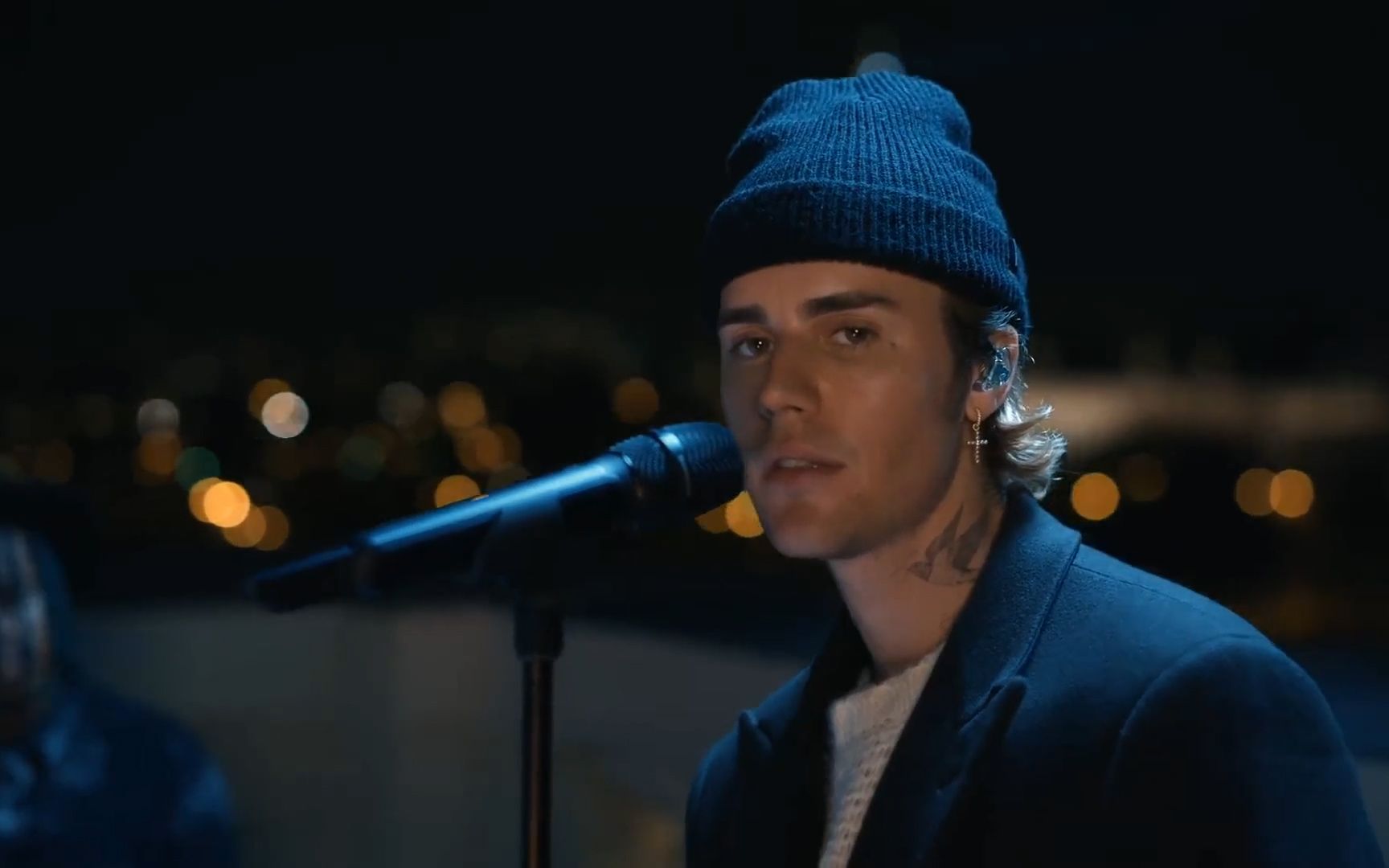 justin bieber【贾斯汀比伯】 live from paris《 2 much》【配英文