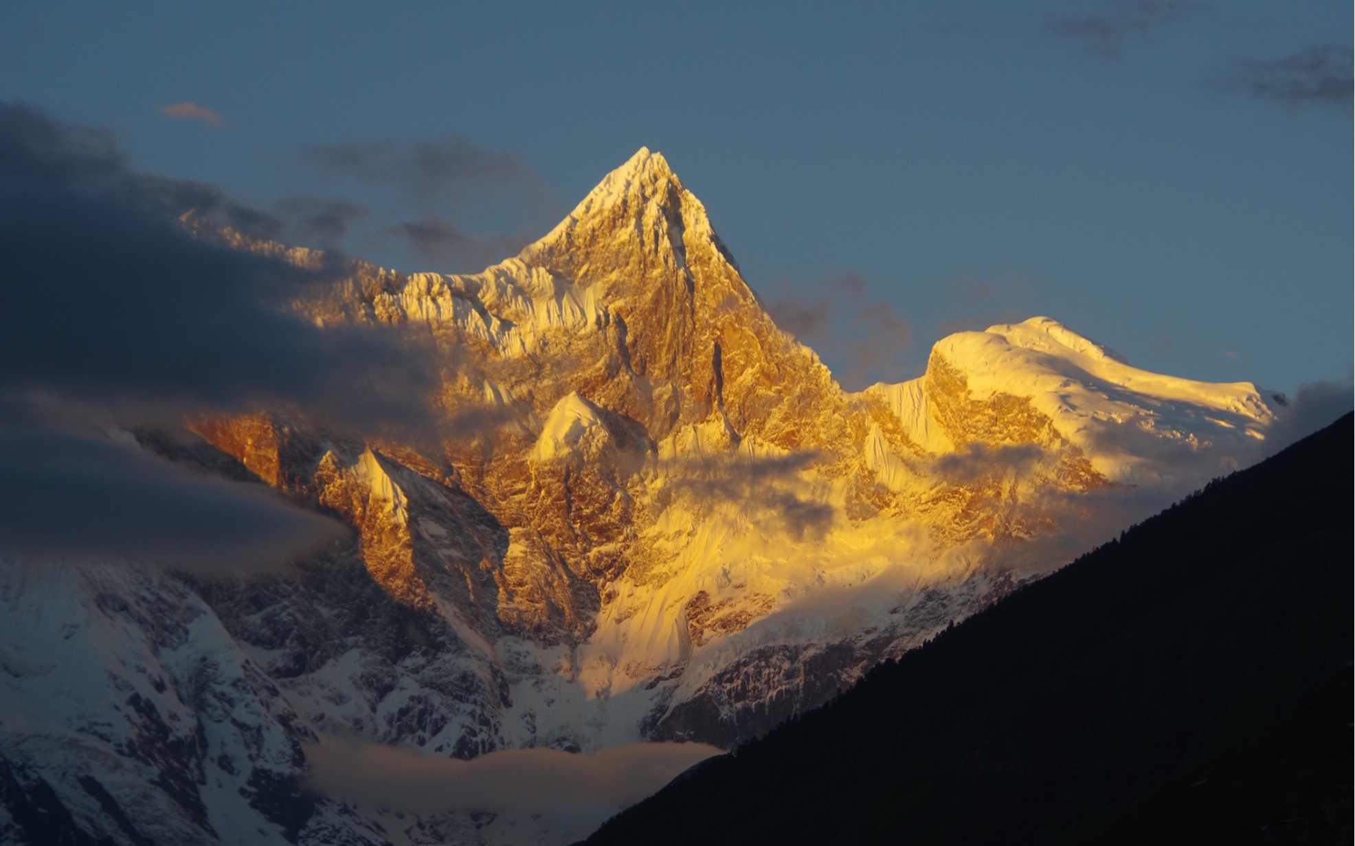 日照金山金色的南迦巴瓦峰