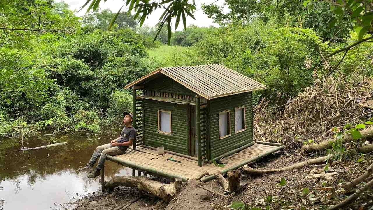 大雨中露营 在湖边森林里搭建一个简易的竹棚#荒野建造