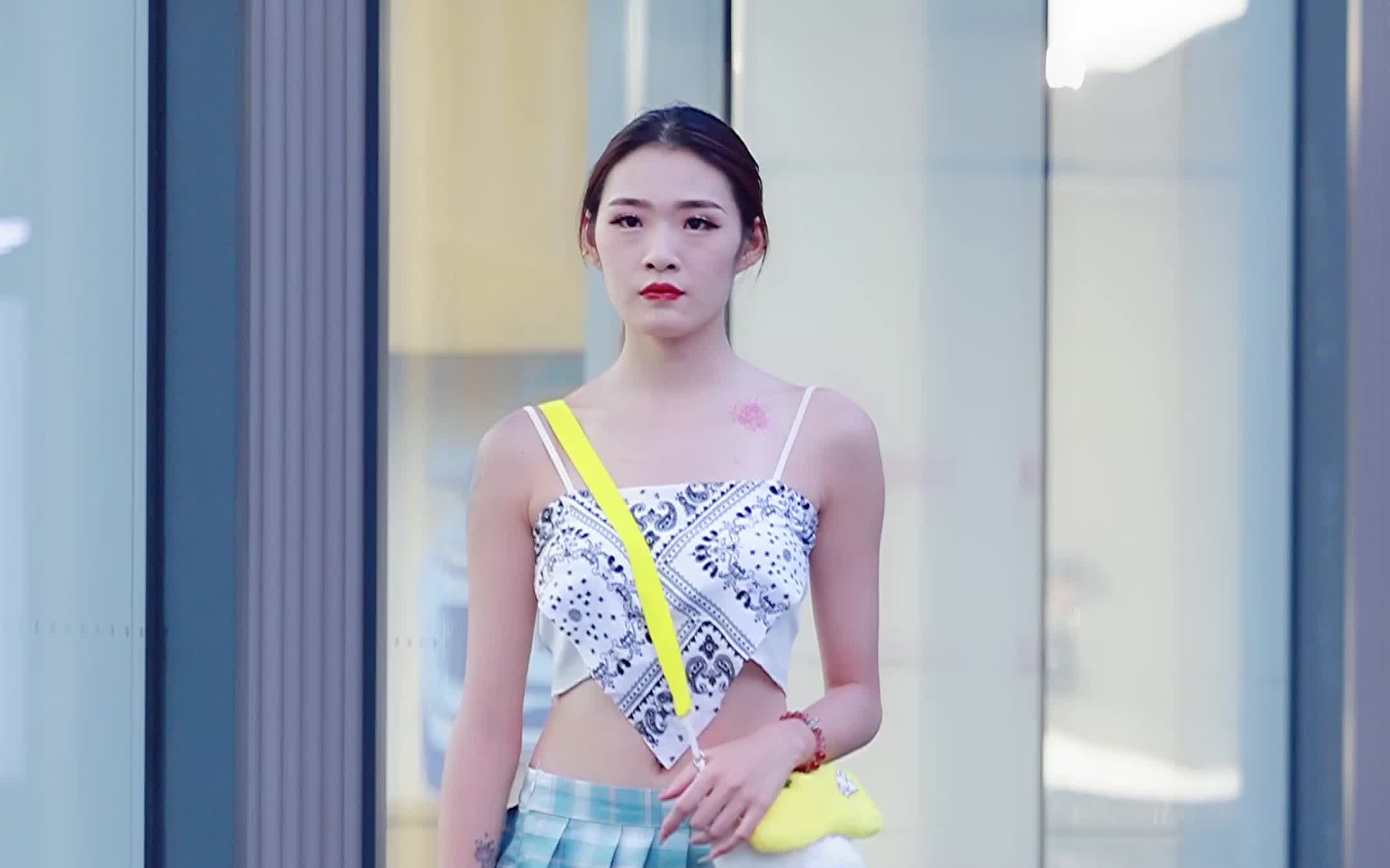 成都太古里街拍美腿冠军赵一菲又来了