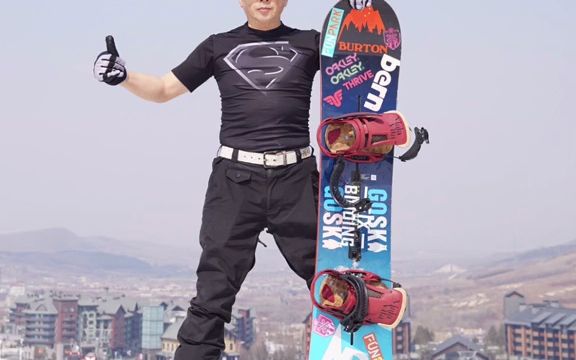 60岁大爷滑雪飞台子太酷了 "银发单板侠"张亦兵: 要让全世界知道中国