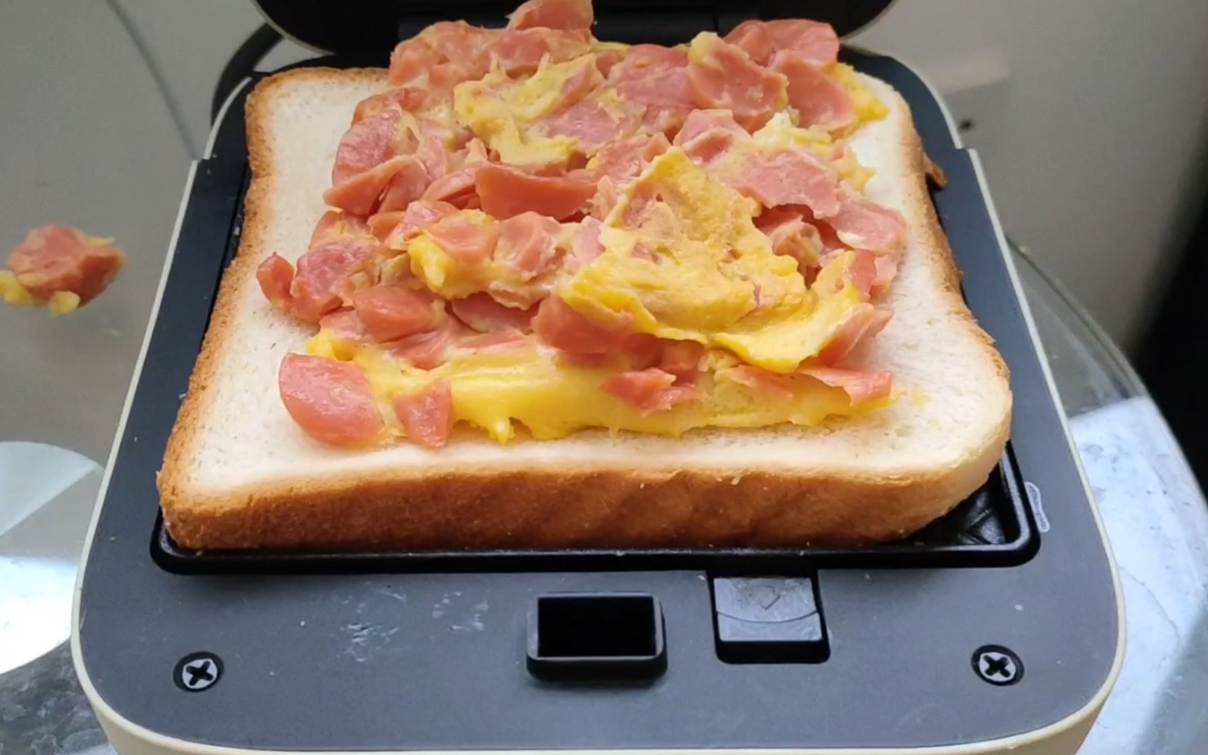 早餐机第一视角直拍用早餐机制作三明治全过程