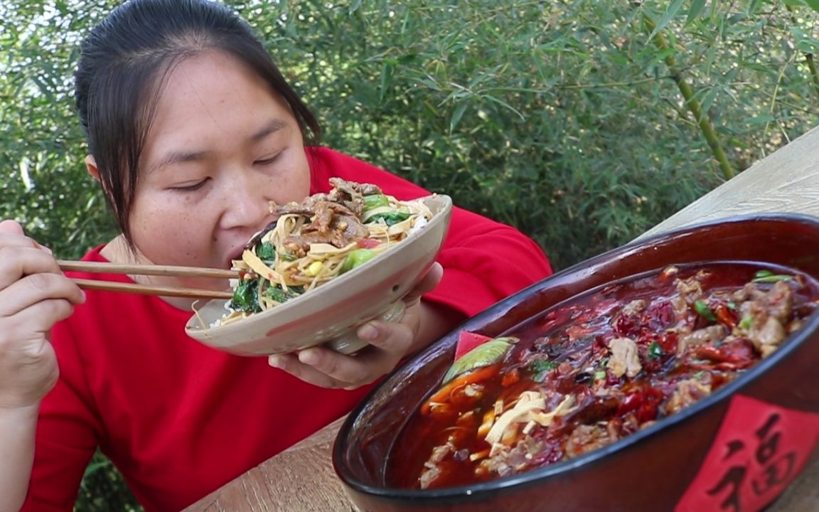 胖妹做水煮牛肉解馋,超下饭,1盘米饭1盆菜,全部吃完,真过瘾