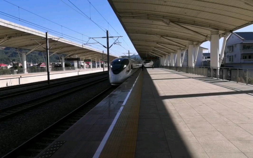 g1604次深圳北-南京南(cr400bf-3061)龙山镇站1站台进站