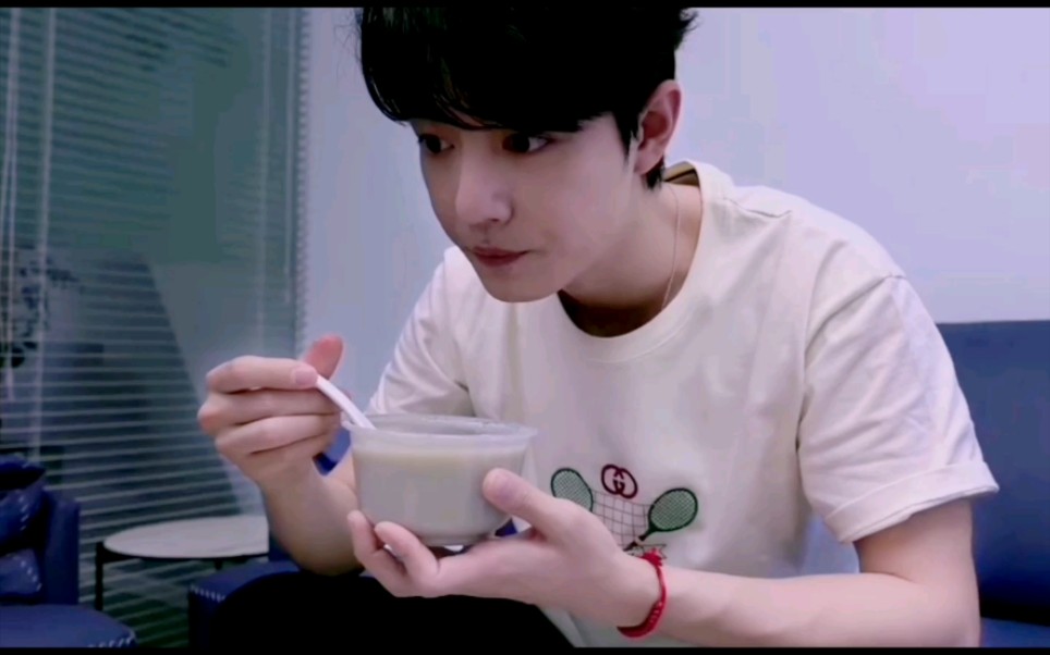 肖战小兔子喝豆汁的表情太可爱啦