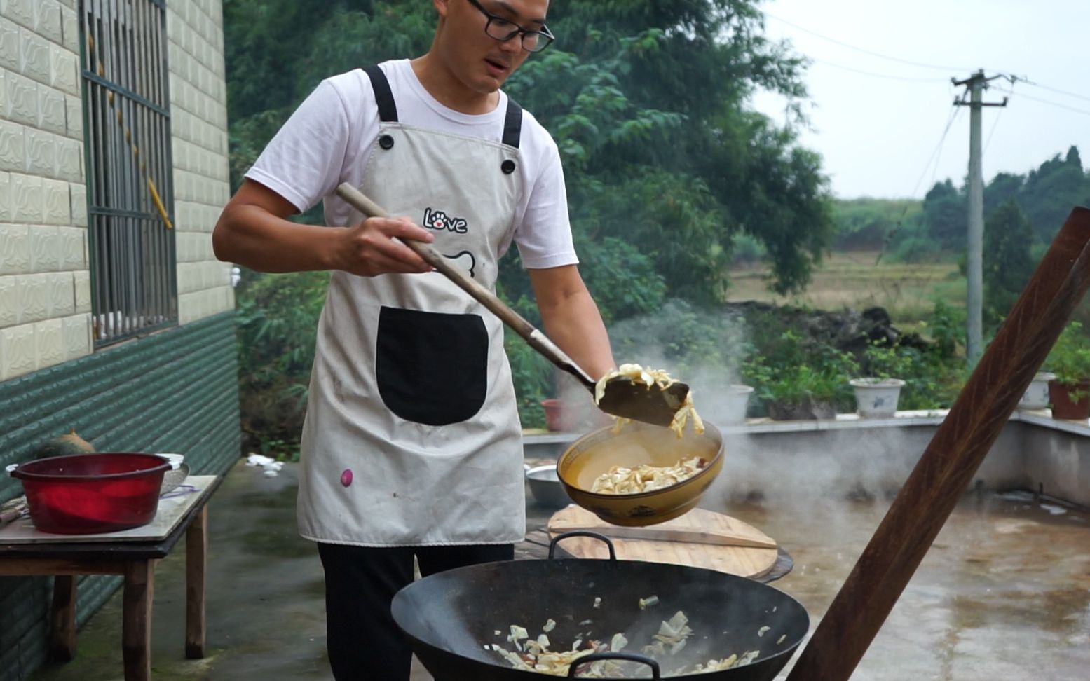 農村小情侶每天粗茶淡飯還覺得很幸福這是為什麼呢