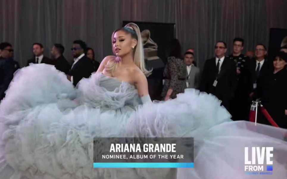 2020格莱美红毯下慢镜头arianagrande